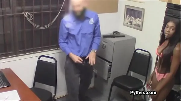 Friske Ebony thief punished in the back office by the horny security guard bedste videoer