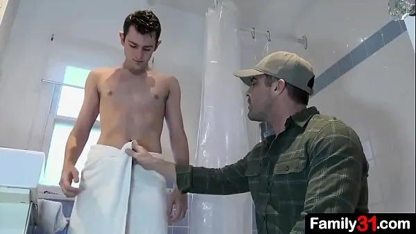 Friske Stepdad walks in on the boy taking a shower and is captivated by his youthful body bedste videoer
