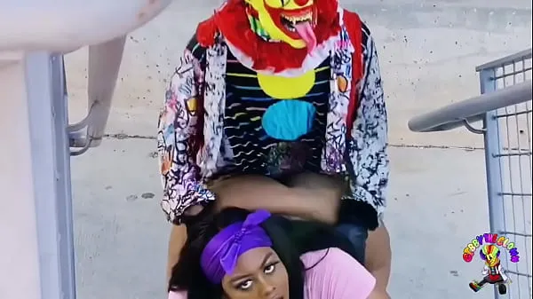 Ferske Juicy Tee Gets Fucked by Gibby The Clown on A Busy Highway During Rush Hour beste videoer