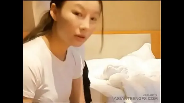 Sveži Chinese girl is sucking a dick in a hotel najboljši videoposnetki