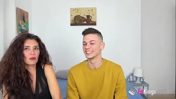 Φρέσκα Zazel teaches a young and nervous guy a lesson on hard sex with a GILF καλύτερα βίντεο