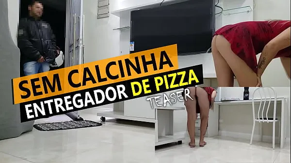 최신 Cristina Almeida receiving pizza delivery in mini skirt and without panties in quarantine 최고의 동영상