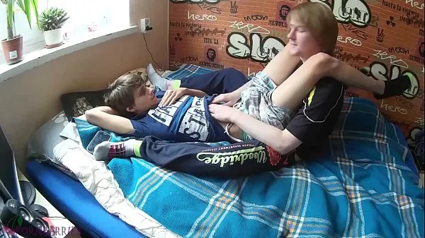 Ferske Two young friends doing gay acts that turned into a cumshot beste videoer