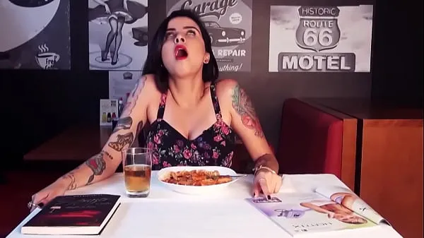 Sveži Girl is Sexually Stimulated While Eating At Restaurant najboljši videoposnetki