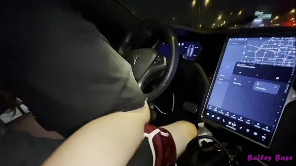 Friske Sexy Cute Petite Teen Bailey Base fucks tinder date in his Tesla while driving - 4k bedste videoer