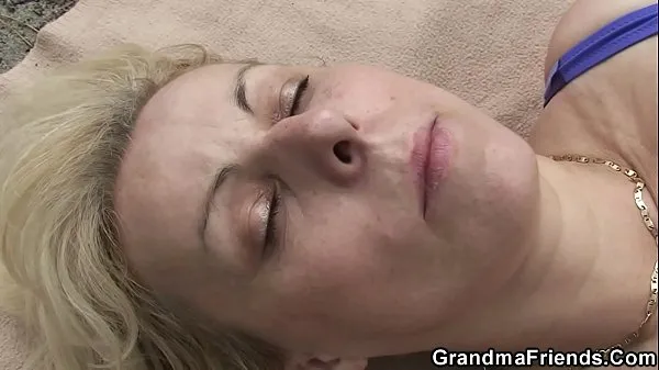 新鲜Blonde granny double penetration on the beach最好的视频
