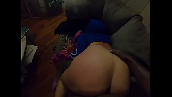 Ferske Pounding my roommates big booty wife on the counch beste videoer