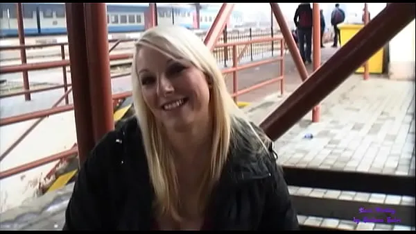 Friske A young blonde in exchange for money gets touched and buggered in an underpass bedste videoer