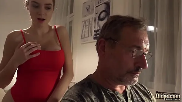 新鲜Bald old man puts his cock inside teen pussy and fucks her最好的视频