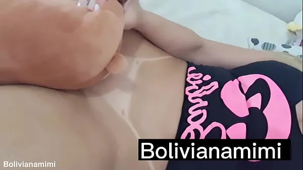 Nieuwe My teddy bear bite my ass then he apologize licking my pussy till squirt.... wanna see the full video? bolivianamimi beste video's