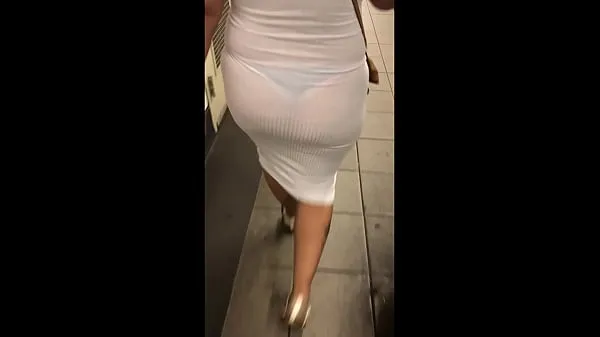 Ferske Wife in see through white dress walking around for everyone to see beste videoer