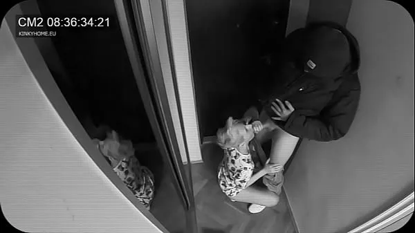 Φρέσκα Wife sucked the postman while husband in the next door καλύτερα βίντεο