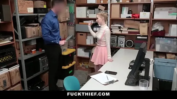 Nieuwe Shoplifter Teen Fucked In Security Room As Punishment beste video's