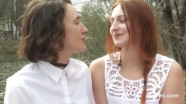 Lésbicas amadoras gozam com um vibrador de duas cabeças melhores vídeos recentes