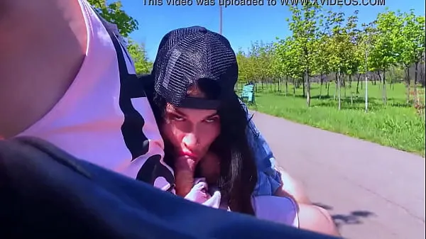 Nya Blowjob challenge in public to a stranger, the guy thought it was prank bästa videoklipp