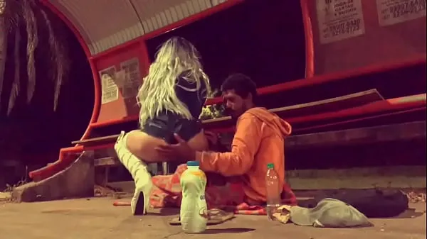 STREET RESIDENT LICKED THE GOSTOSO CUZINHO OF THE NAUGHTY ON THE SIDE OF THE BUSY ROAD Video terbaik baharu