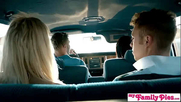 Nieuwe Hot Blonde Chloe Couture Fucks Step Bro In Back Seat On Family Vacation beste video's