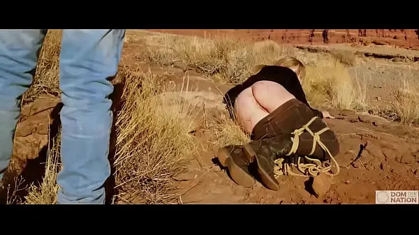 Friss Big-ass blonde gets her asshole whipped, then gets rough anal sex in dirt and piss -- a real BDSM session outdoors in the Western USA with Rebel Rhyder legjobb videók
