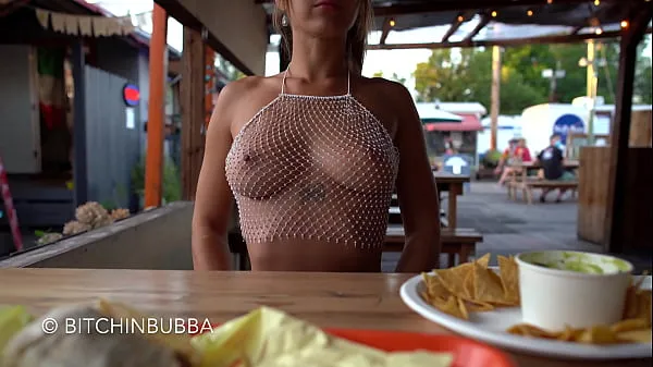 新鲜Tits exposed at the restaurant最好的视频