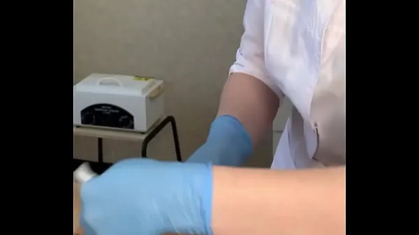 新鲜The patient CUM powerfully during the examination procedure in the doctor's hands最好的视频