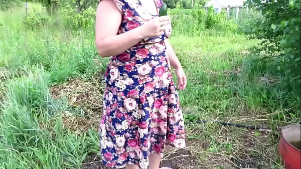 ใหม่ Busty milf masturbates with cucumber and strawberries outdoors in a public place Juicy PAWG and big tits in nature Fetish วิดีโอที่ดีที่สุด