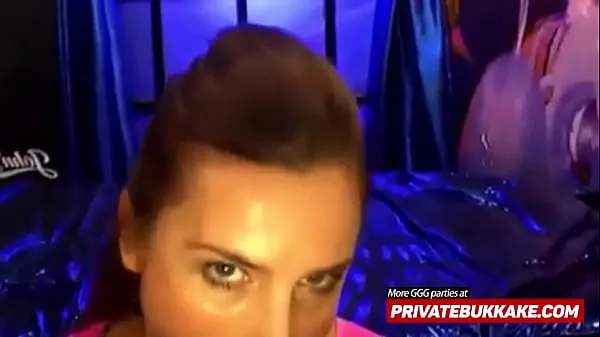 Friske Totally naked girl does anal during a bukkake session bedste videoer