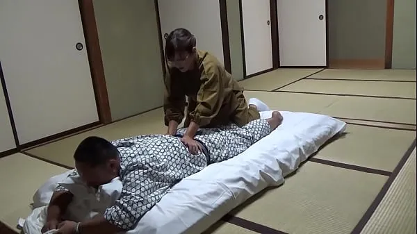 Seducing a Waitress Who Came to Lay Out a Futon at a Hot Spring Inn and Had Sex With Her! The Whole Thing Was Secretly Caught on Camera in the Room Video terbaik baru