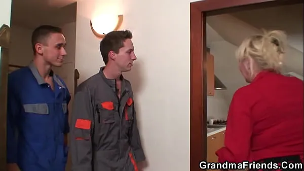 Dos trabajadores comparten abuela muy vieja mejores vídeos nuevos