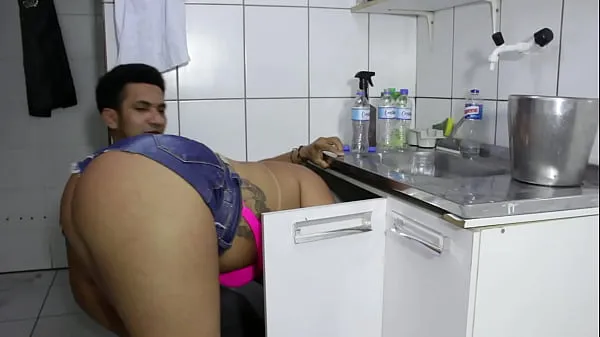 최신 The cocky plumber stuck the pipe in the ass of the naughty rabetão. Victoria Dias and Mr Rola 최고의 동영상
