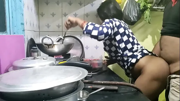 تازہ The maid who came from the village did not have any leaves, so the owner took advantage of that and fucked the maid (Hindi Clear Audio بہترین ویڈیوز
