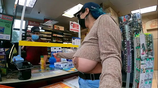 新鲜Woman pumps gas and pays cashier with her big tits out最好的视频
