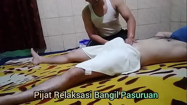 Nya Straight man gets hard during Thai massage bästa videoklipp