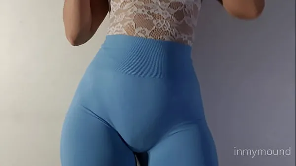 Nejnovější Puffy pussy girl in blue leggings and a big tits showing off nejlepší videa