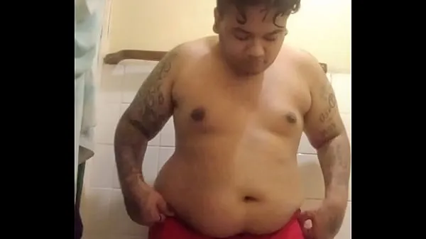 Sveži Brij Pisses In His Red Boxer Briefs In His Home Bathroom najboljši videoposnetki