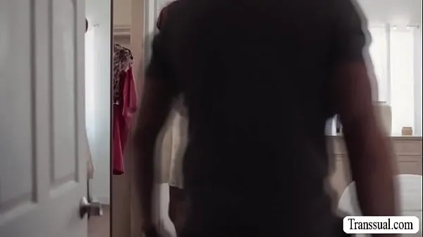 Ferske Skinny shemale caught by her stepdad wearing the clothes of her .Instead of getting mad,he licks her ass and barebacks it after beste videoer