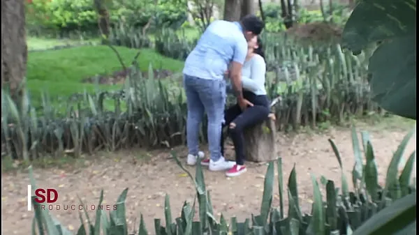 SPYING ON A COUPLE IN THE PUBLIC PARK Video terbaik baru