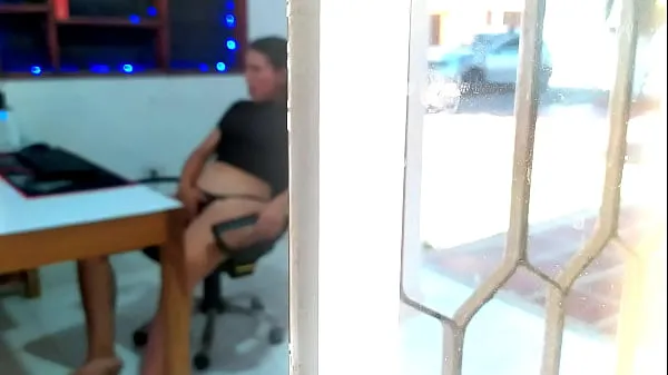 Catching my young neighbor through the window. My neighbor has just turned 18 and I discovered her masturbating while she watches porn on her computer. She watches video of threesomes being half-naked while she touches her pussy Video terbaik baharu