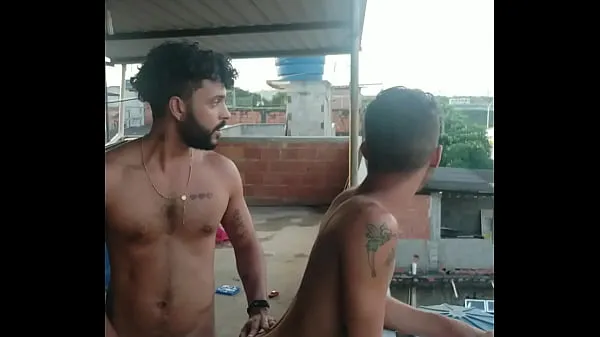 My neighbor and I went to fuck on the roof and we almost got caught Davi Lobo Video terbaik baharu