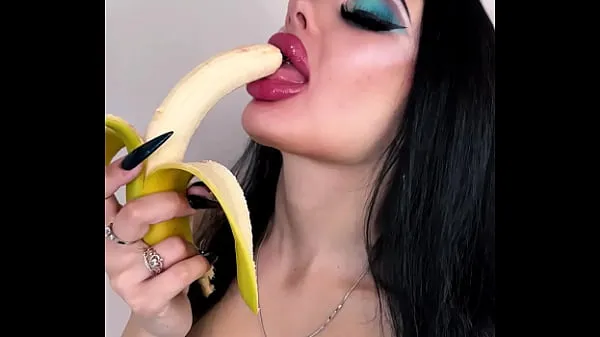 Nya Alison Beth sucking banana with piercing long tongue bästa videoklipp
