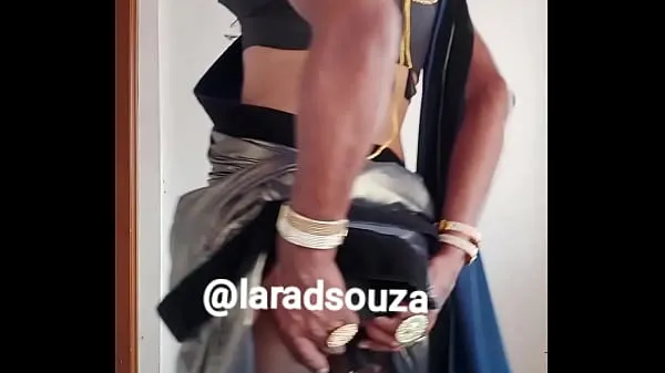 Nieuwe Indian crossdresser slut Lara D'Souza sexy video in lycra saree part 2 beste video's