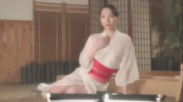 Una hermosa mujer con un aura peligrosa y hechizante, "Renmi Yoshioka", aparece en "Women's Heat Continent", ¡que se acerca al rostro real de una popular actriz! 1 mejores vídeos nuevos