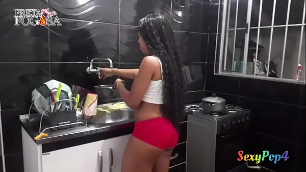 Helping the neighbor make food in shorts with a camel's toe and I was almost eaten instead of the vegetables. Bruninho BomBom Preta Fogosa Video terbaik baru