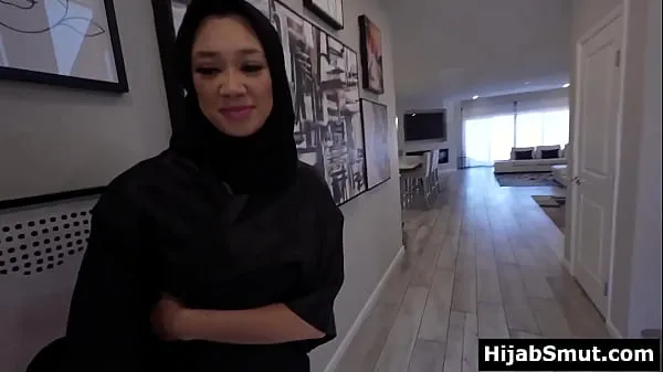 Nieuwe Muslim girl in hijab asks for a sex lesson beste video's