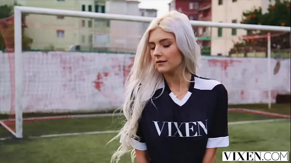 Ferske VIXEN Fangirl Eva Elfie seduces her favourite soccer star beste videoer