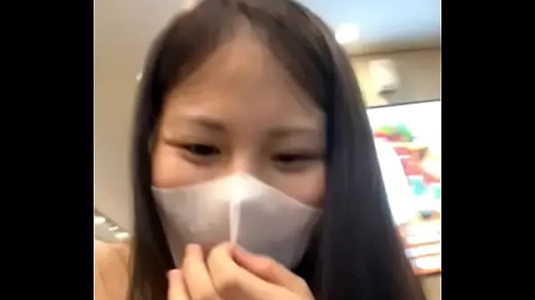 新鲜Vietnamese girls call selfie videos with boyfriends in Vincom mall最好的视频