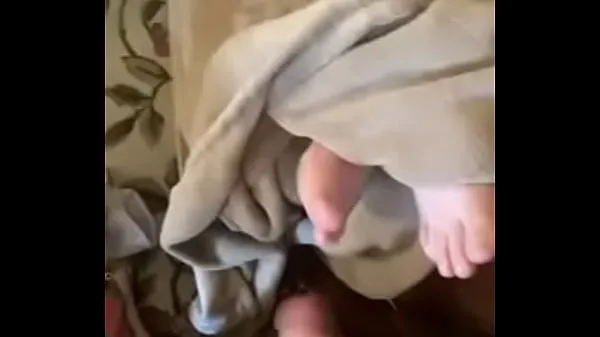 Sveži Cum on my sleepy mothers feet najboljši videoposnetki