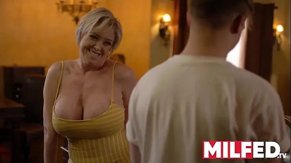 Nuovi Mother-in-law lo seduce con le sue ENORMI tette (Dee Williams) - MILFEDvideo migliori