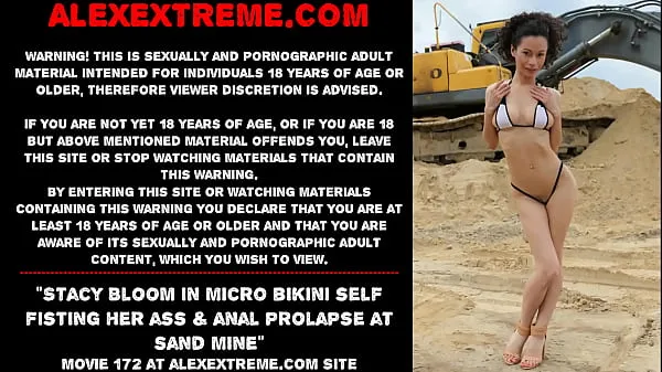 Nya Stacy Bloom in micro bikini self fisting her ass & anal prolapse at sand mine bästa videoklipp