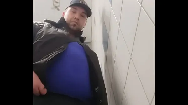 Friske Chubby gay dildo play in public toilet bedste videoer