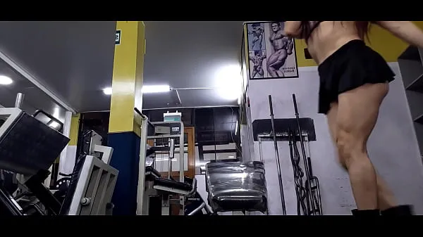 THE STATUELY MILF TRAINER GIVES PÚPILO CALENTON A GREAT FACESITTING AT THE GYM Video terbaik baru
